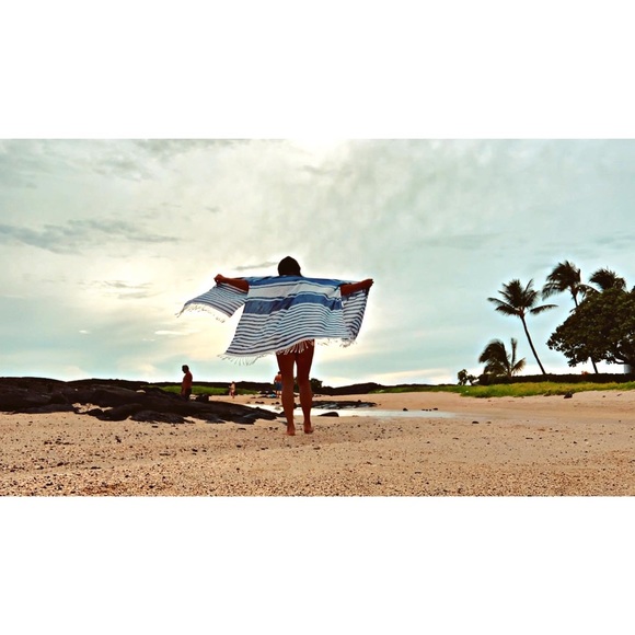 Aloha! Im your new POSH friend Bernadette, but YOU can call me BeHawaii๐ค๐๐ - Picture 7 of 17